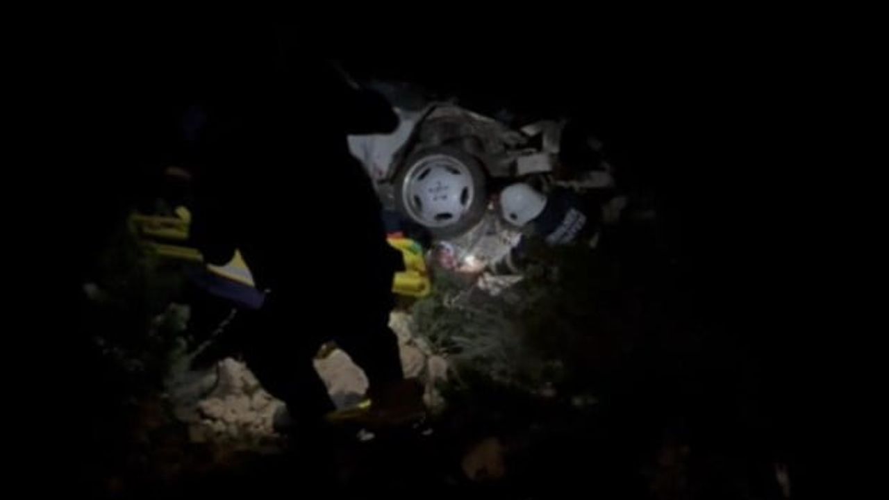 Gece yolculuğu riskle sonuçlandı: Ermenek'te otomobil 30 metrelik uçuruma düştü