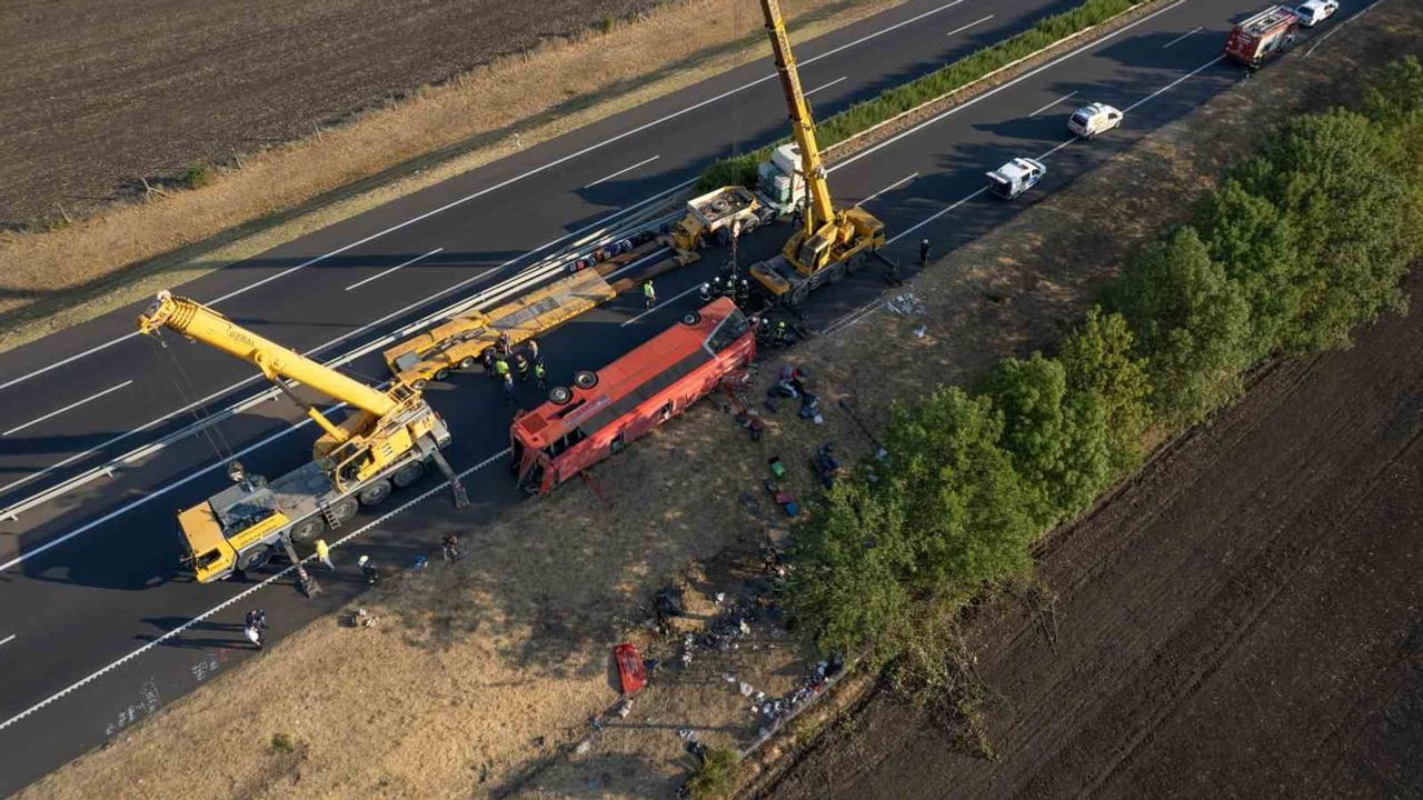 Gece yolculuğu trajedisi: M3'te otobüs şarampole yuvarlandı, 12 Polonyalı yaşamını yitirdi