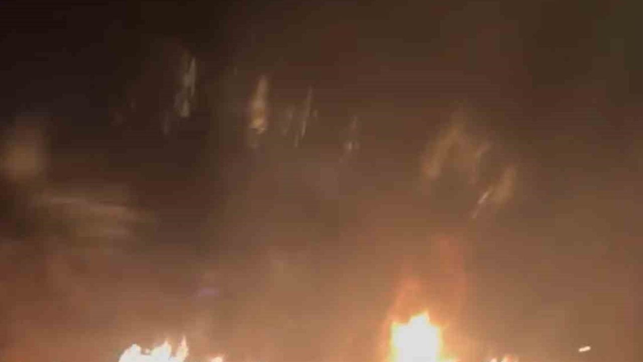 Gece yolunda alevlere teslim olan saman yüklü tır dorsesi kullanılamaz hale geldi