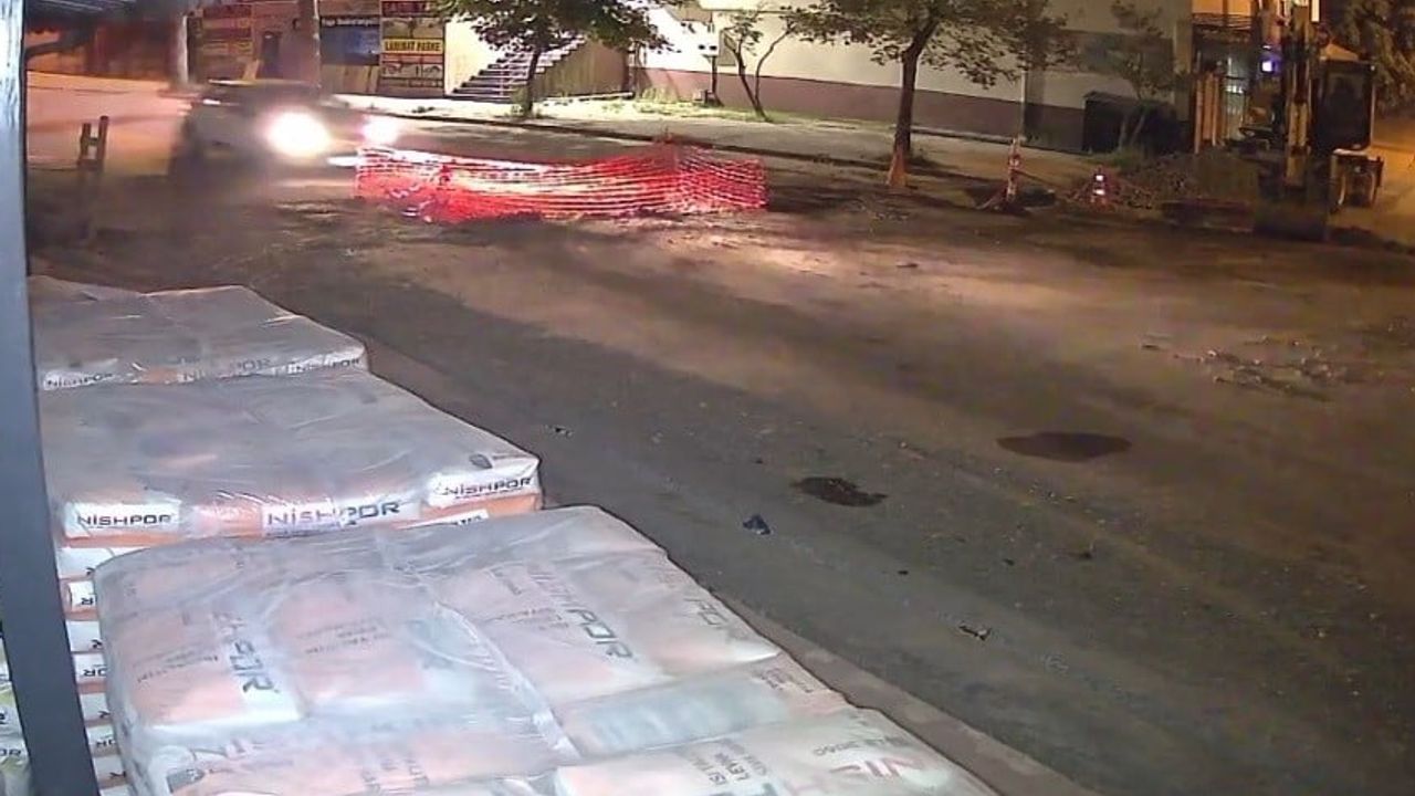 Gece yolunda fark edilmeyen çukur Karasu'da otomobili saplandırdı