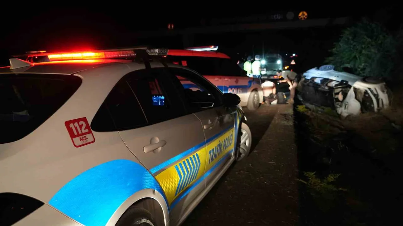 Gece yolunda takla atan Citroen hurdaya döndü, iki kişi hastaneye kaldırıldı
