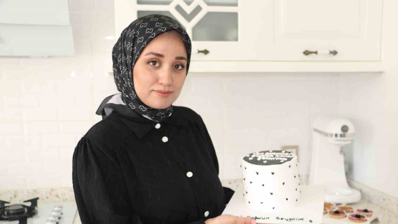 Geceleri pasta yapıp evden butik pastane hayalini kuran anne
