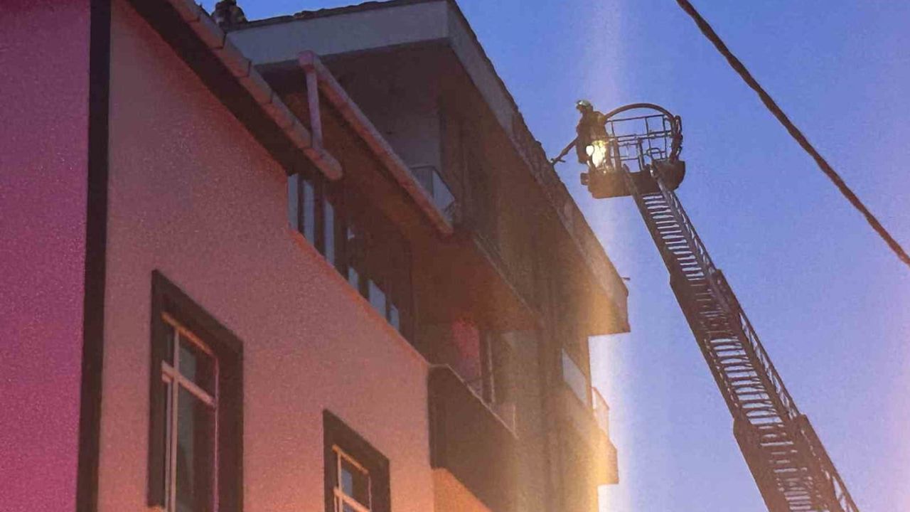 Geceyi sarsan duman: Ümraniye'de çatı yangını itfaiyeyi alarma geçirdi