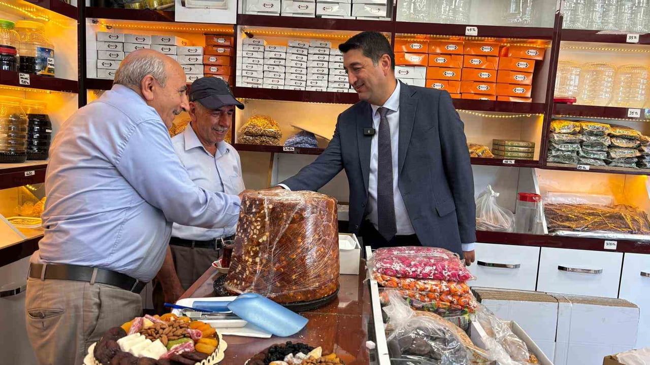 Geçici çarşıda esnafa kulak veren başkan adayı