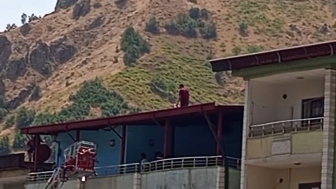 Geçim kaygısıyla 242'nci eylemini gerçekleştiren kişi Şemdinli'de çatıda ikna edildi