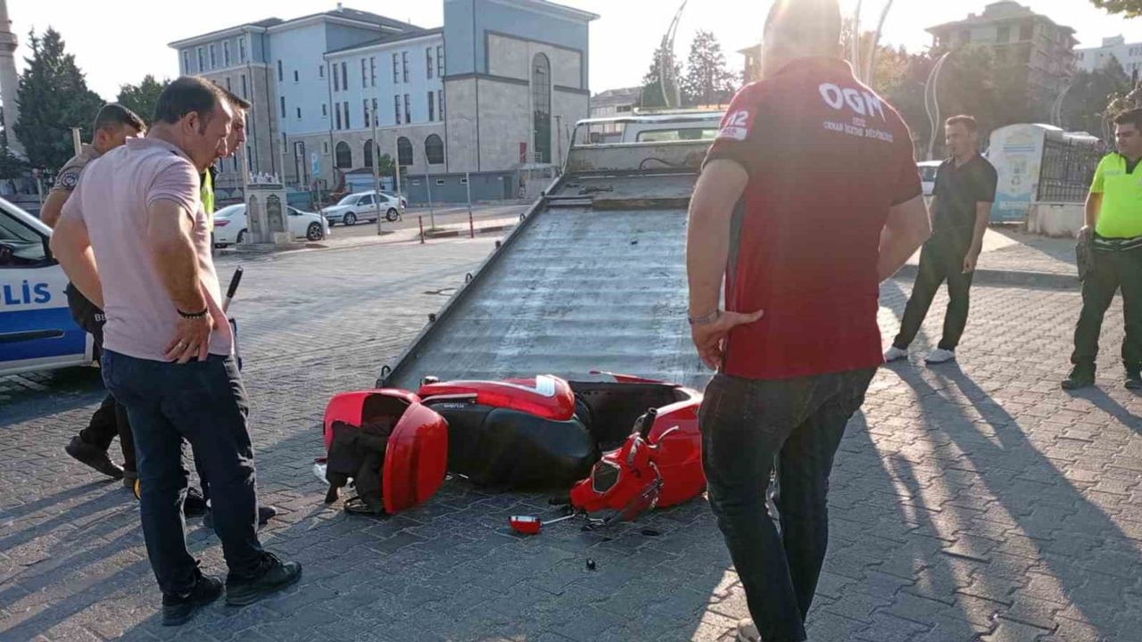 Gediz'de arazöz ile motosikletin manevrası kazaya dönüştü