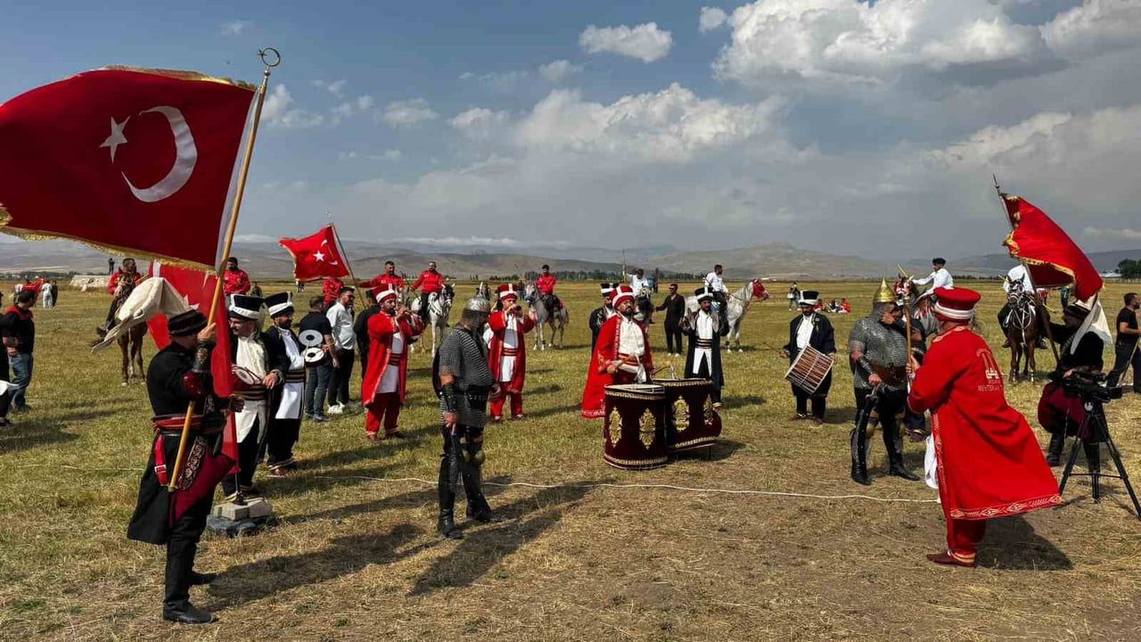 Gelenek canlandı: Ağrı'da dört yıl sonra mahalli at yarışları yeniden düzenlendi