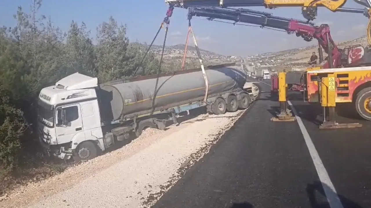Gelin konvoyunu fark edip manevra yapan tanker ormana sürüklendi