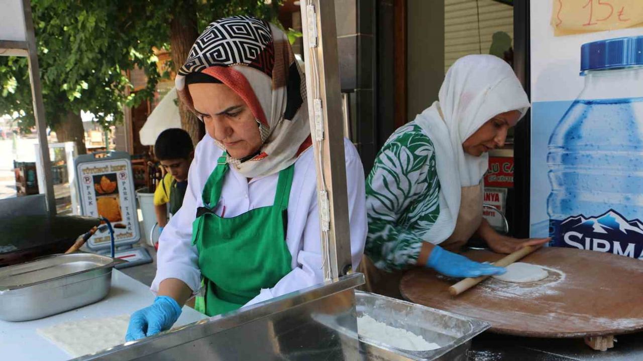 Gelinle görümce el ele: Sur'da gözleme dükkanı hem kazandırdı hem yakınlaştırdı