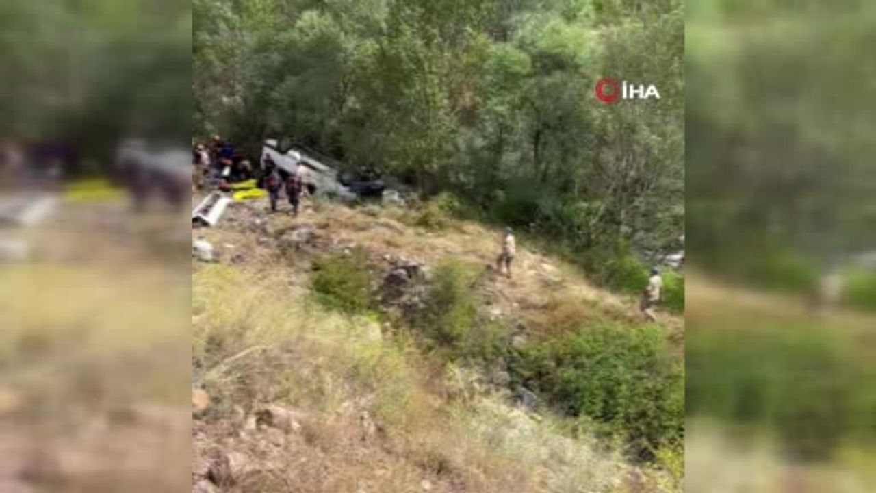 Geminbeli geçidinde minibüs şarampole uçtu, 4'ü ağır 10 kişi yaralandı