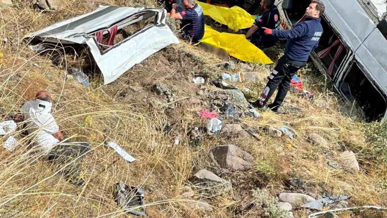 Geminbeli geçidinde minibüs şarampole yuvarlandı: 4 ölü, 10 yaralı