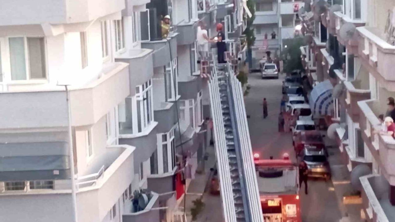Gemlik'te ev yangınında dumandan mahsur kalan 2 kişi kurtarıldı