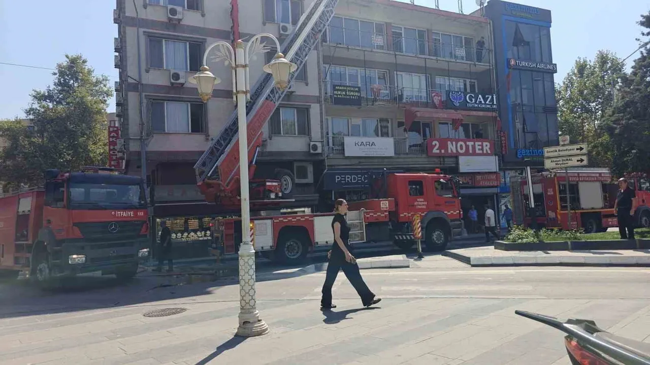 Gemlik'te pasaj çatısında çıkan yangın kısa sürede kontrol altına alındı