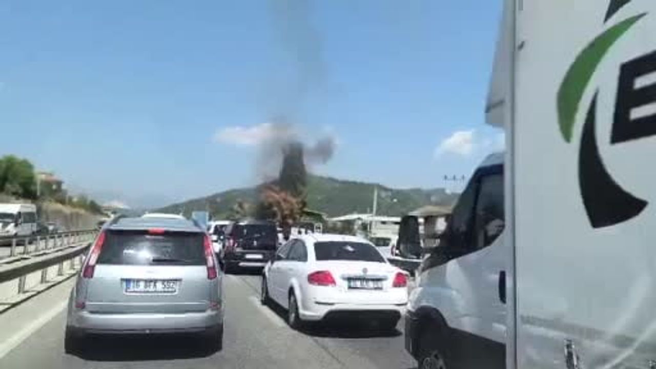 Gemlik yolu'nda araç alevler içinde kalarak kullanılamaz hale geldi