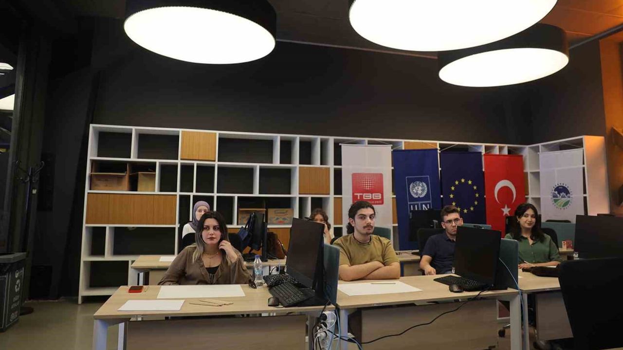 Genç Atölye'de mizahın ilk çizgileri kağıda döküldü