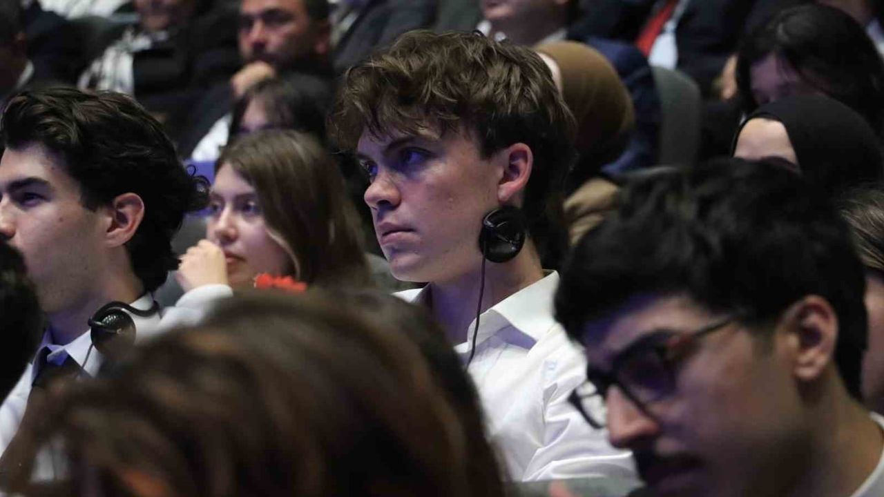 Genç delegeler Demokrasi ve Özgürlükler Adası'nda sözleri eyleme dönüştürme çağrısı yaptı