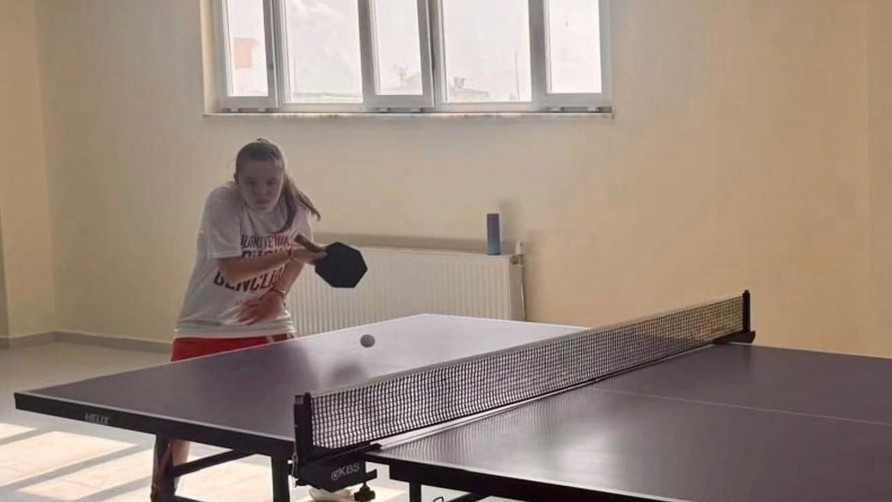 Genç raketler 30 ağustos coşkusunu masa tenisiyle sahaya taşıdı