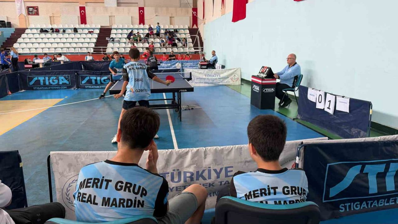 Genç raketler Hopa'da şampiyonluk için ter döküyor