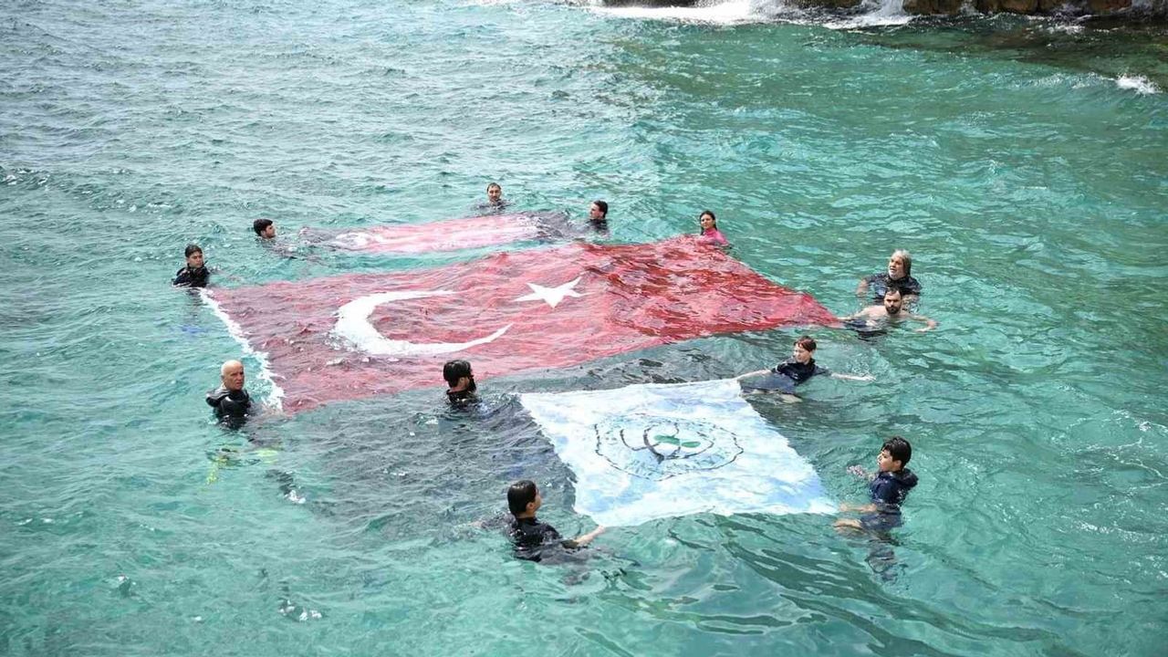 Gençlerle mavi vatanda su altından 30 ağustos selamı