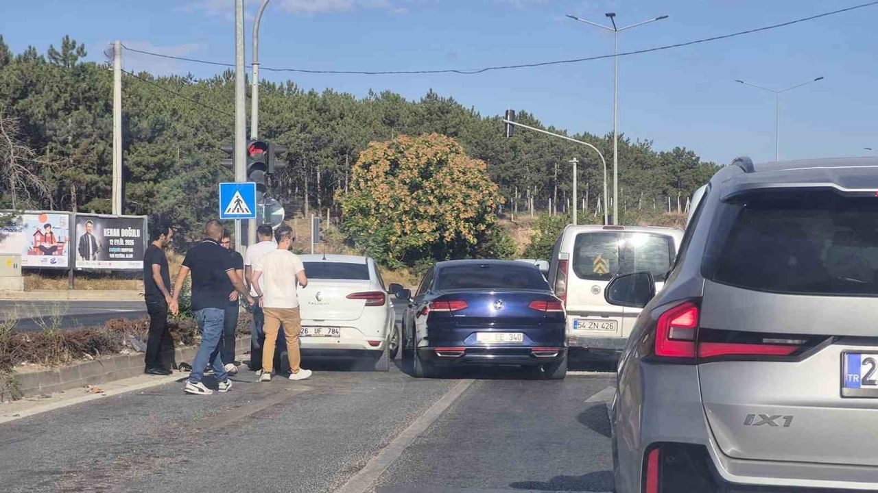 Gençlik bulvarı'nda üç araçlı kaza trafik akışını kısa süre etkiledi