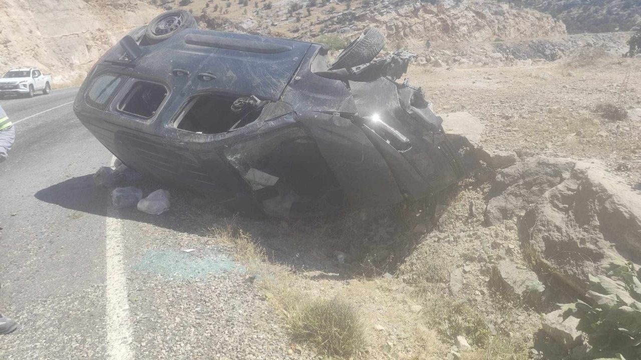 Gercüş'te Becirman mevkiinde takla atan araçta iki kişi yaralandı