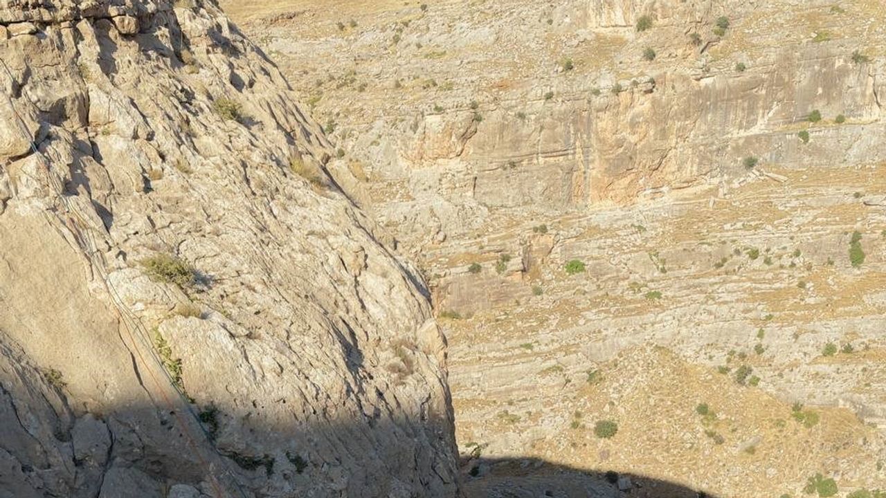 Gercüş’ün sarp yamaçlarında 600 metreye inen öğretmenin kaya balı tutkusu