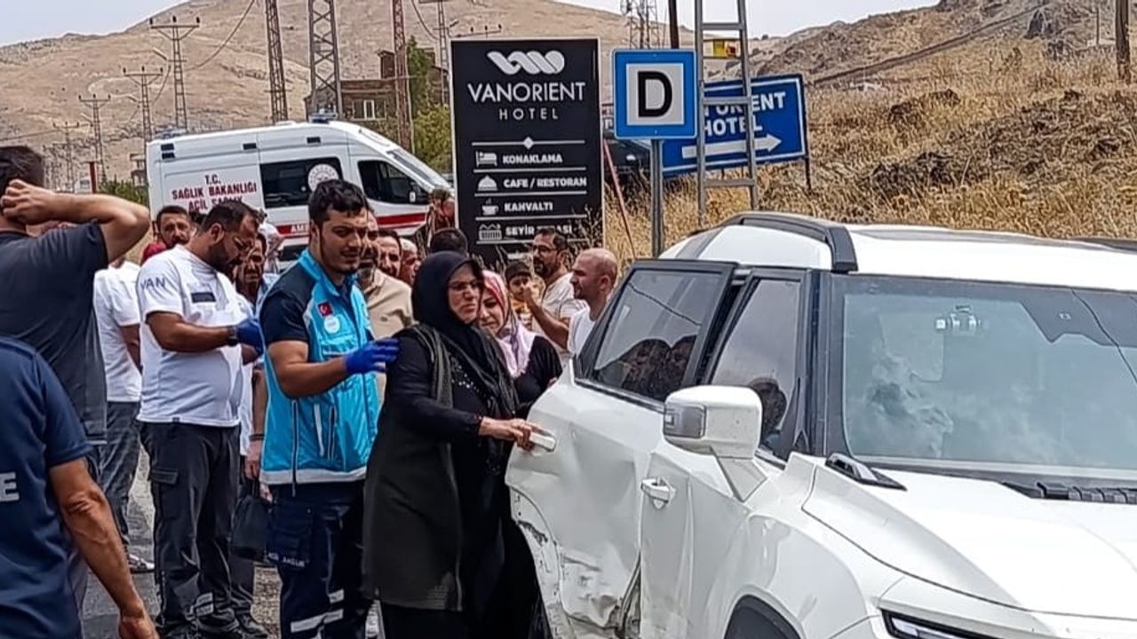 Gevaş'ta Van-Bitlis karayolunda çarpışma: 1 kişi yaralandı
