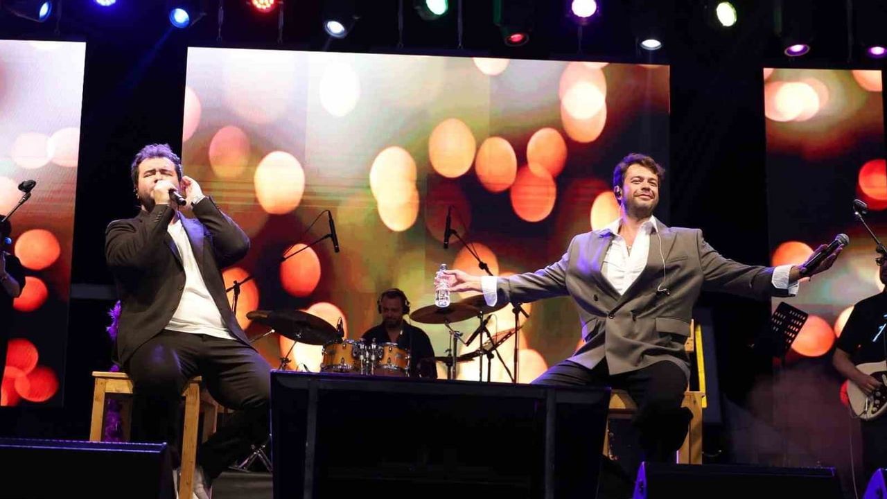 Geyikkoşan sahilinde halk oyunları, müzik ve mizah bir araya geldi