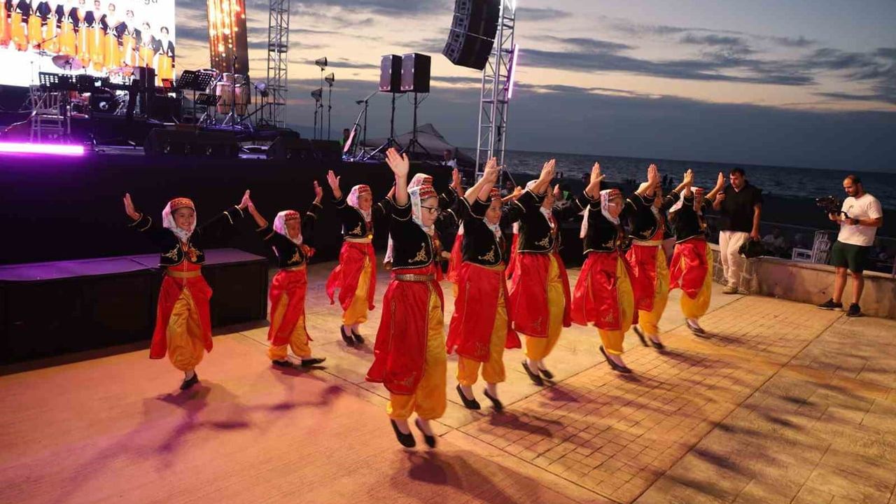 Geyikkoşan sahilinde Rafet El Roman'la yaz gecesi coşkusu