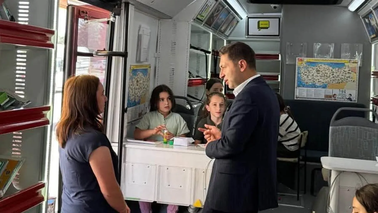 Gezici kütüphane Aydıntepe'de okuma heyecanını taşıdı