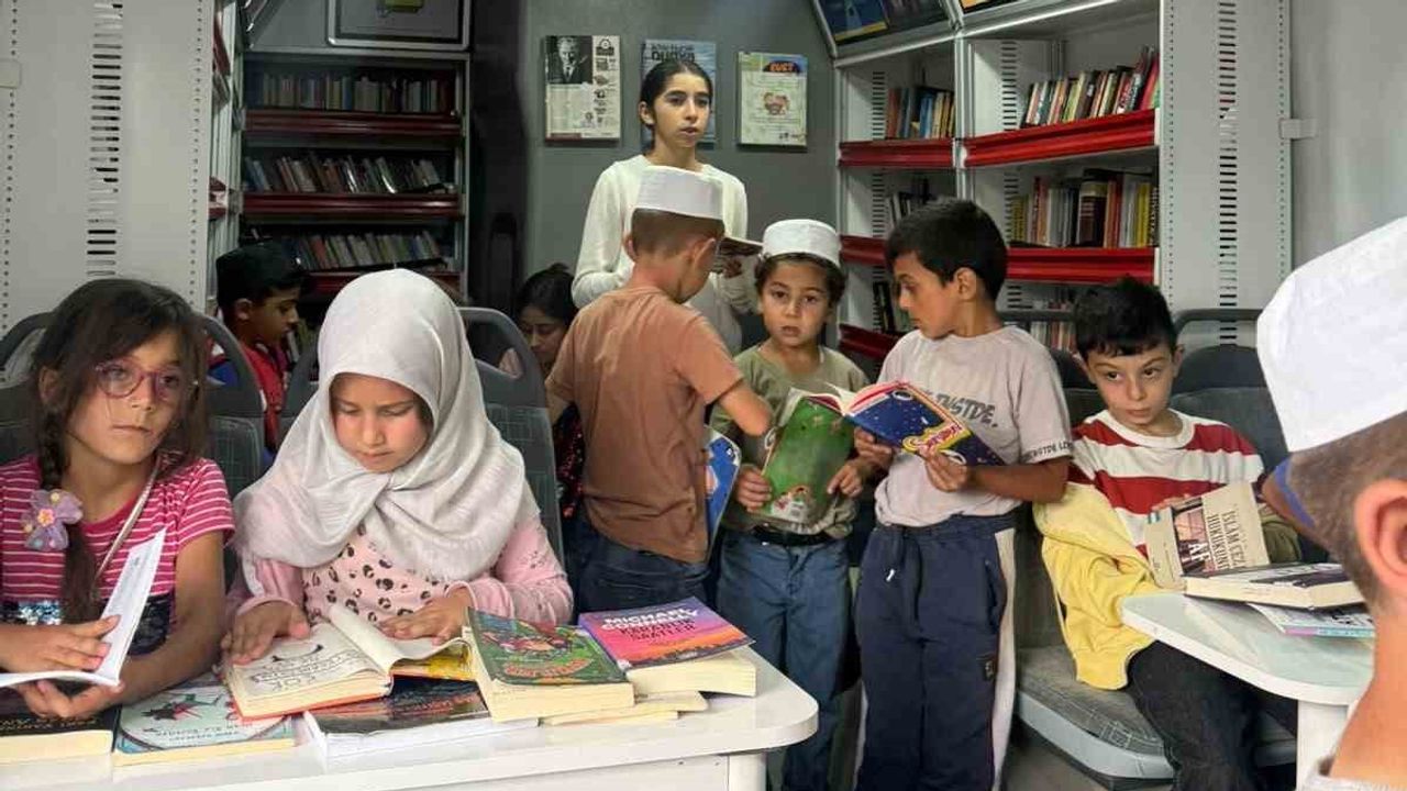 Gezici kütüphane Demirkent'te sinema ve kitapla köy çocuklarının gündemini değiştirdi