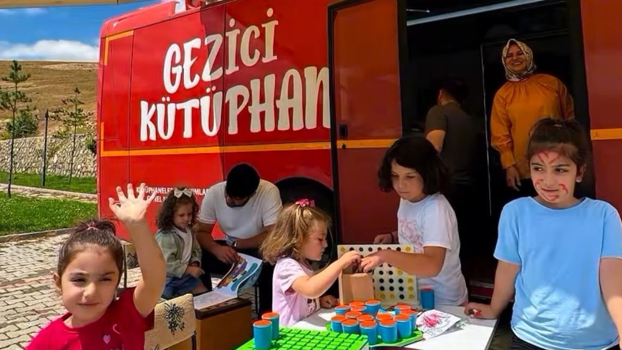 Gezici kütüphane Gökçedere'de çocuklarla okuma etkinliği düzenledi
