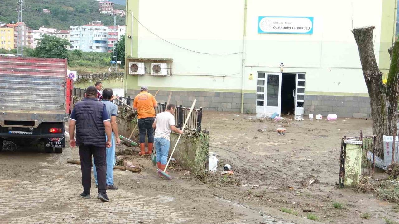 Giresun'da sağanak sonrası dereler çekildi, geride çamur ve moloz kaldı