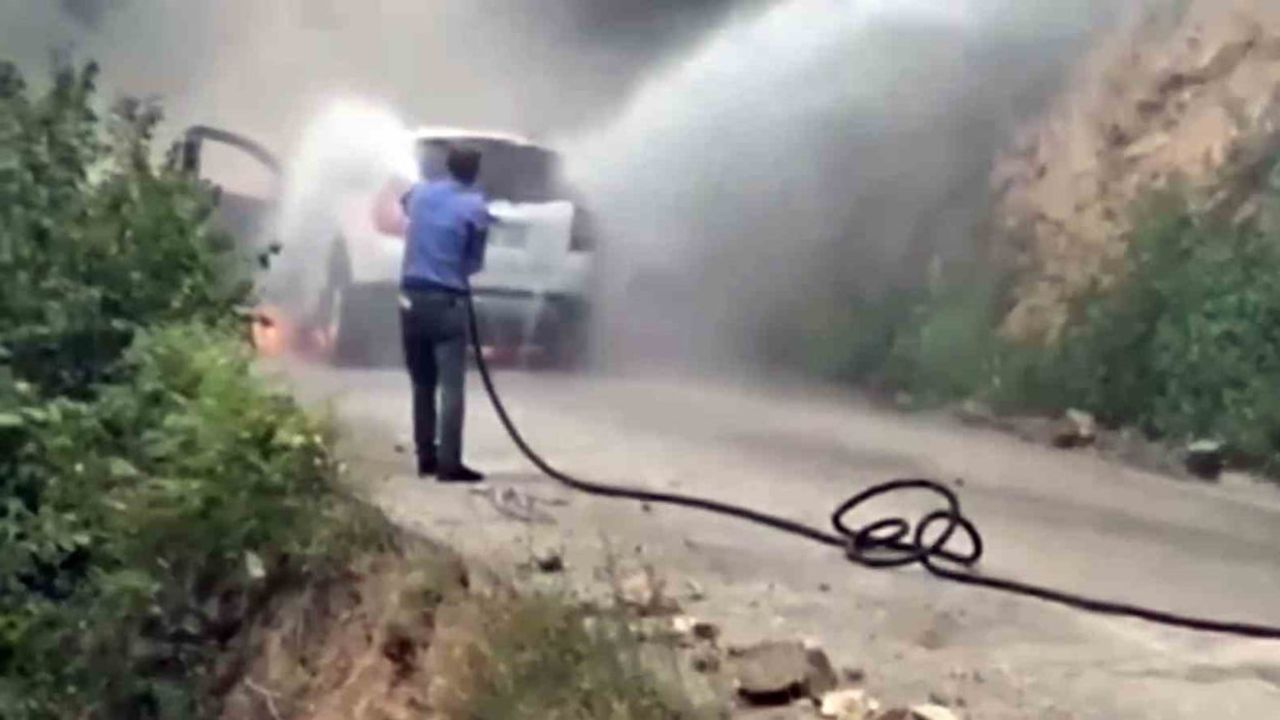 Giresun'da Üçtepe beldesi yolunda otomobil alev aldı, 5 kişilik aile son anda kurtuldu