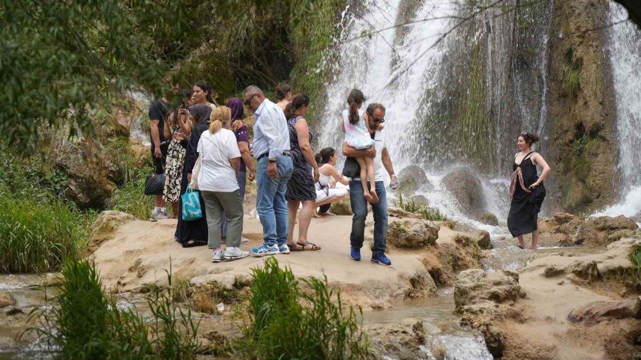 Girlevik şelalesi sıcaklardan kaçanları serinletiyor