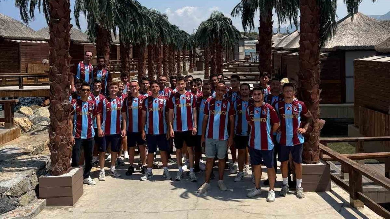 Girne'de bordo-mavi dalga: 250 Salah forması otel çalışanlarıyla buluştu