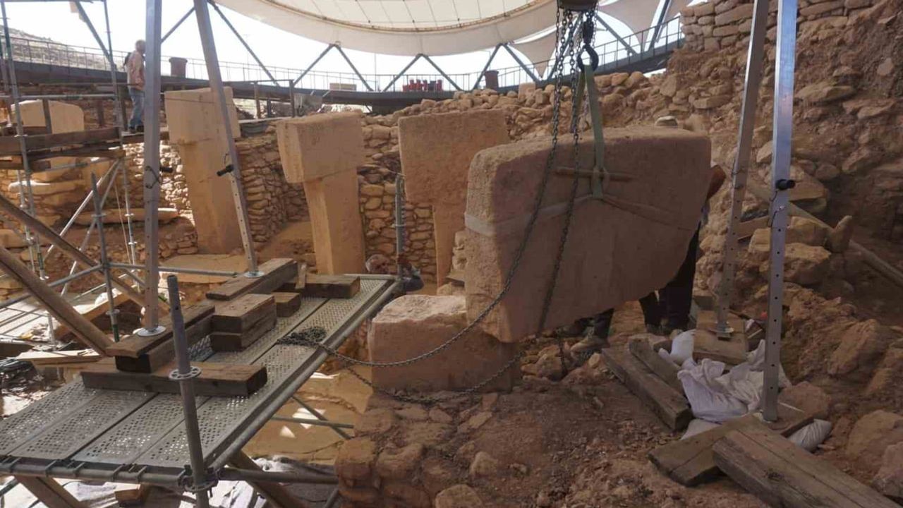 Göbeklitepe’de kuzeyde açılan kazı alanı yeni kamusal yapı izleri verdi