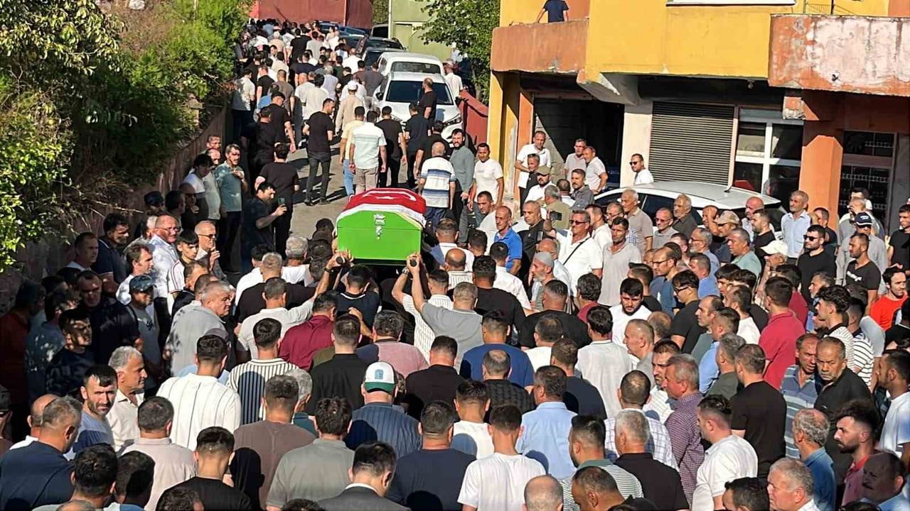 Göçükte yaşamını yitiren madenci köyünde son yolculuğuna uğurlandı