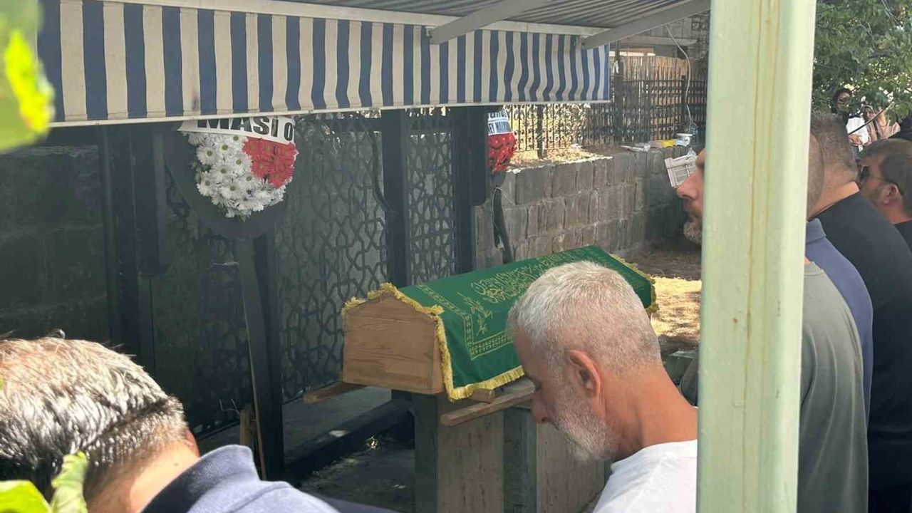 Gökçeada'da motosiklet kazasında ölen 17 yaşındaki Emirhan Çınar toprağa verildi