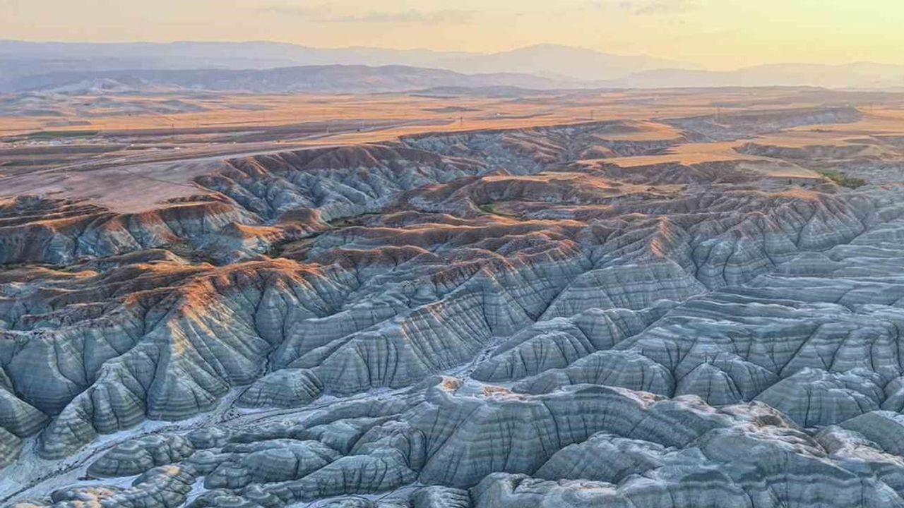 Gökkuşağı tepeleri gün batımında doğal bir tablo gibi parlıyor
