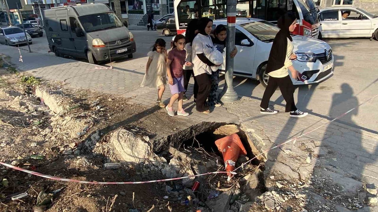 Gökmeydan'da kaldırım çukurları yaya güvenliğini tehdit ediyor