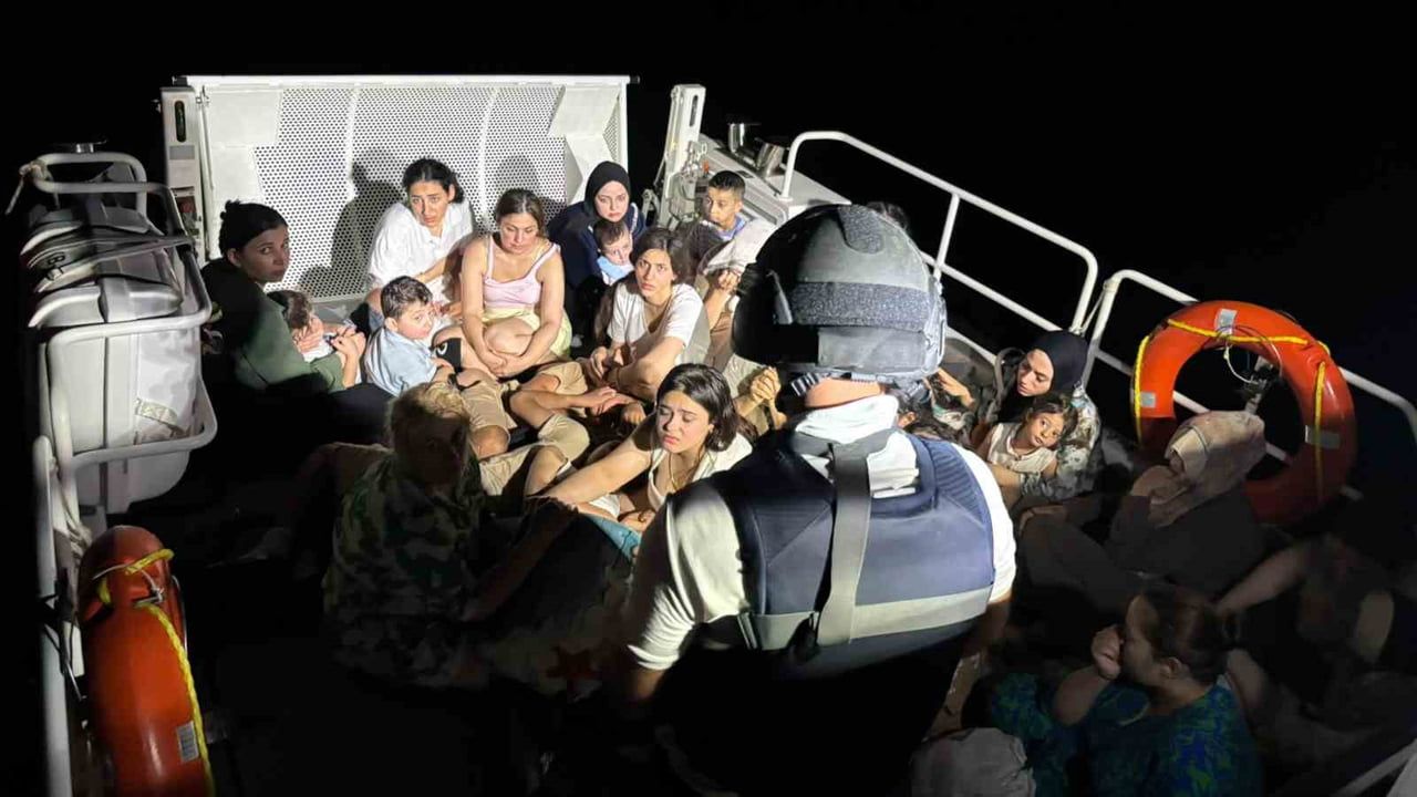 Gökova körfezinde İtalya rotası izleyen yelkenlide 64 göçmen ve 4 şüpheli yakalandı