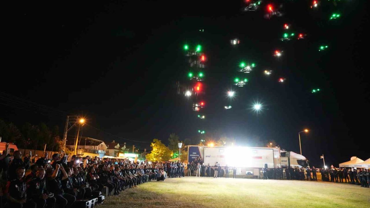 Gökyüzünde ışık senfonisi: AFAD'ın dron gösterisi Samsun'da ilgi çekti