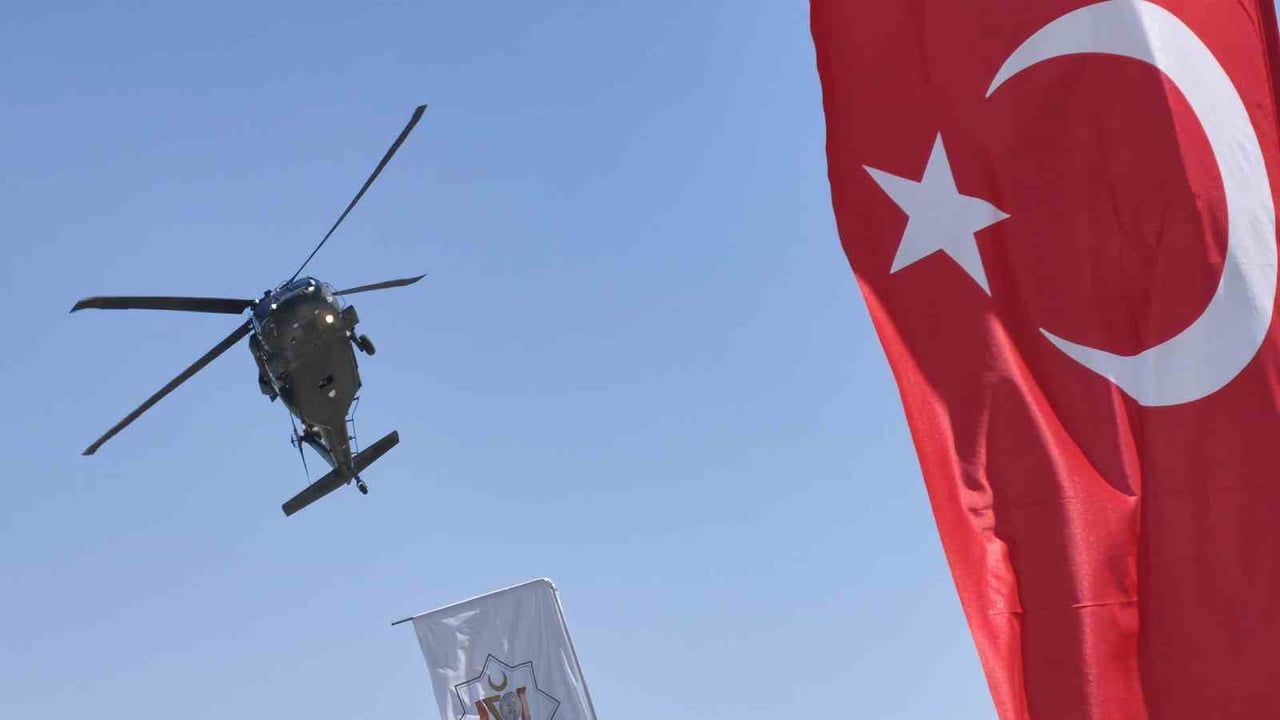 Gökyüzünde zafer coşkusu: Malazgirt'te jandarma helikopterleri gösterisi