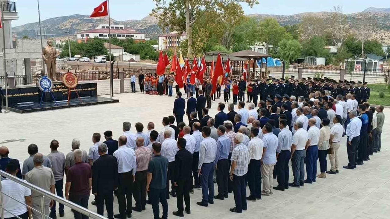 Gölbaşı'nda 30 ağustos coşkusu: anıta çelenk sunuldu