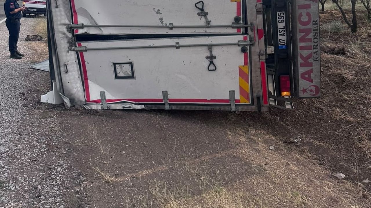 Gölbaşı'nda kamyon kontrolden çıkarak yan yattı: yolcu hafif yaralandı