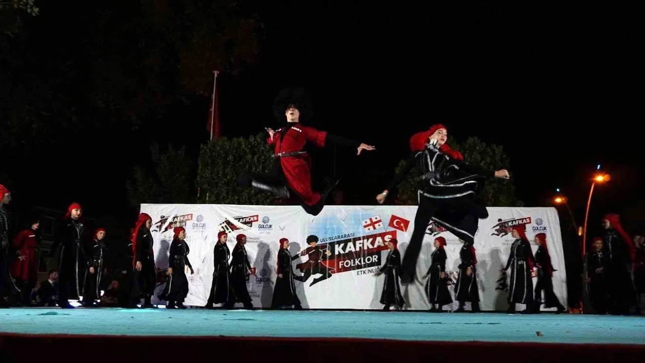 Gölcük’te kafkas kültürü Anıtpark’ta buluştu