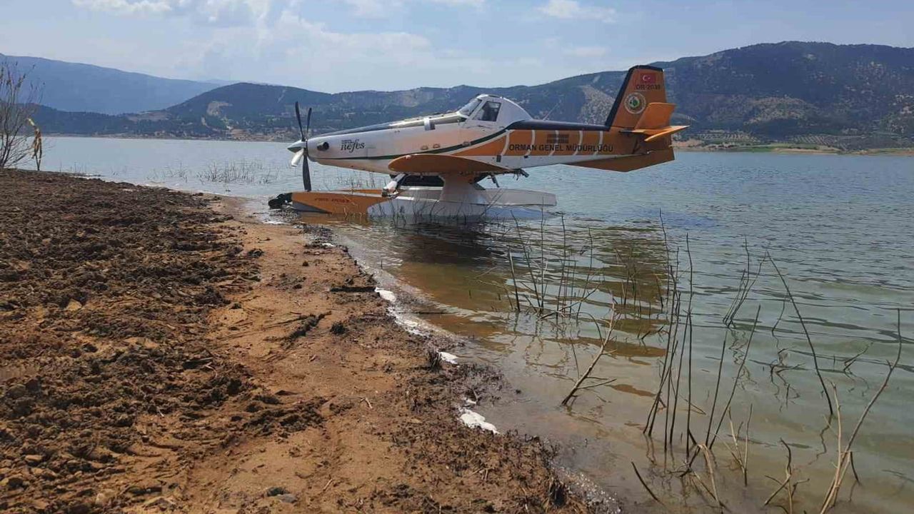 Göletten kalkamayan söndürme uçağı pilotun manevrasıyla kıyıya çekildi