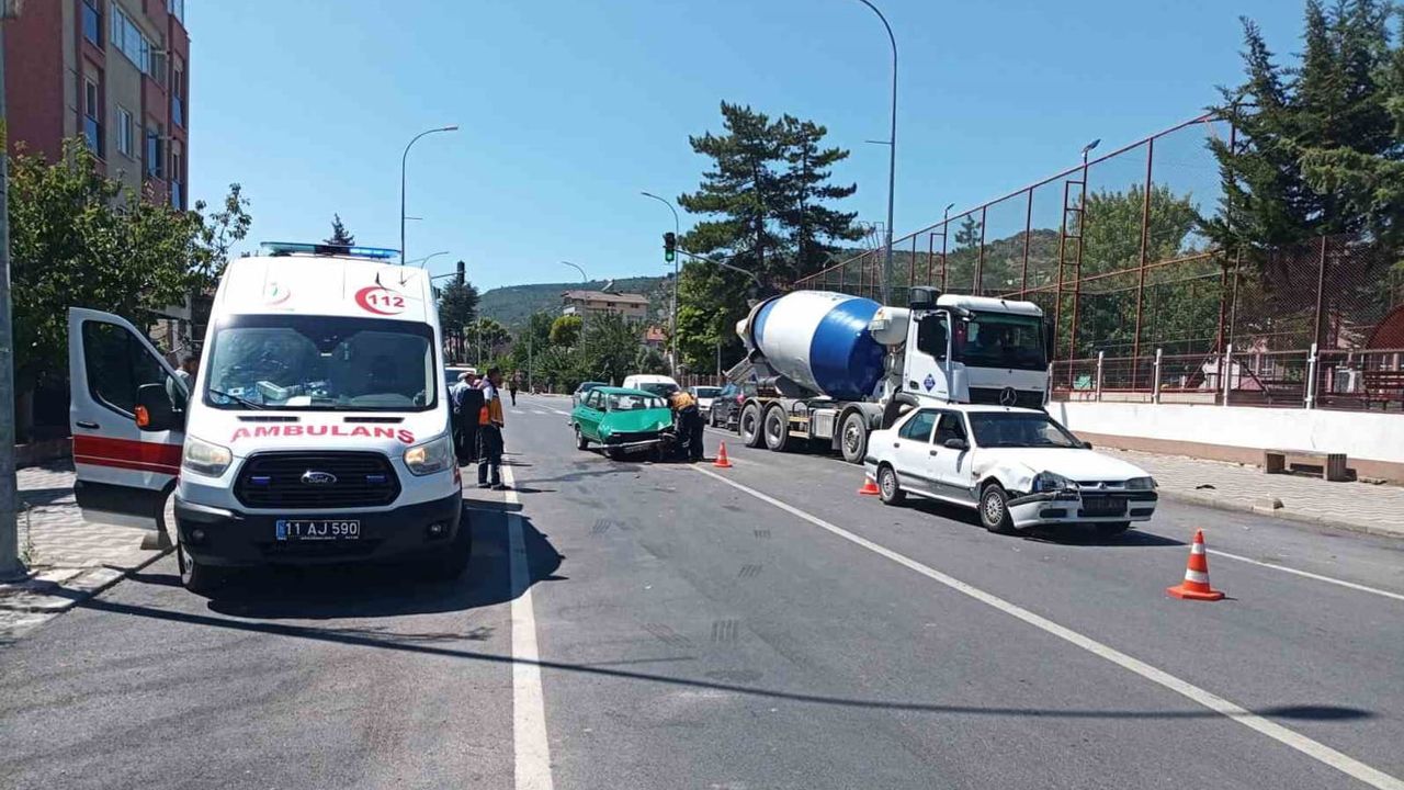 Gölpazarı'nda iki otomobil çarpıştı, bir yolcu hafif yaralandı