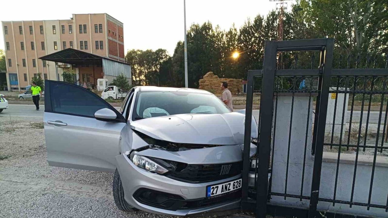 Gölpazarı yolunda kontrolden çıkan otomobil demir kapıya çarptı: 1’i ağır 4 yaralı